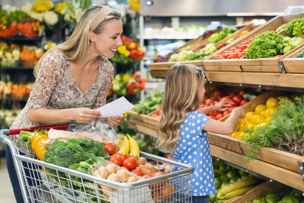 Famille faisant ses courses dans un supermarché en profitant de nos bons plans courses alimentaires