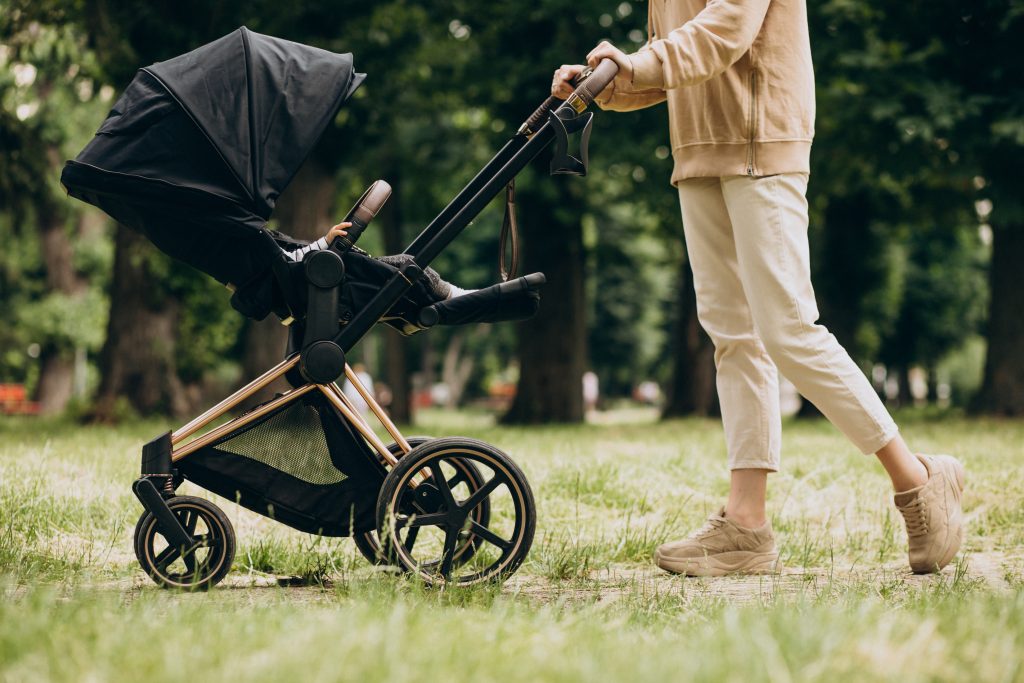 comparatif poussette citadine 2026 avec maman et bébé en promenade en ville