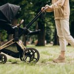 comparatif poussette citadine 2026 avec maman et bébé en promenade en ville