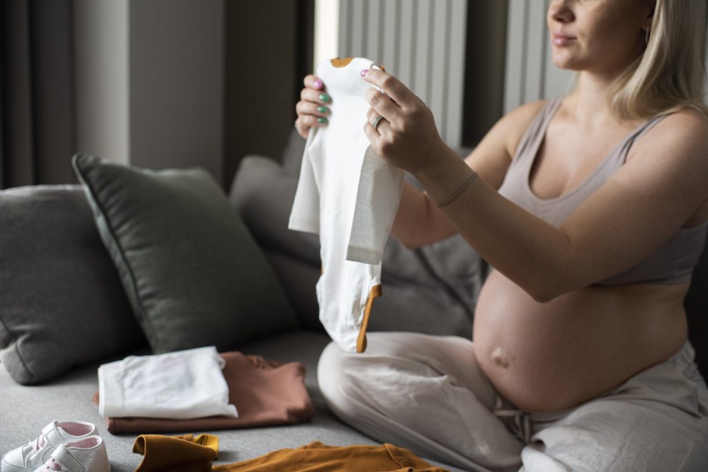 valise de maternité liste complète 2026 avec essentiels pour maman et bébé
