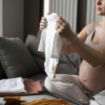 valise de maternité liste complète 2026 avec essentiels pour maman et bébé