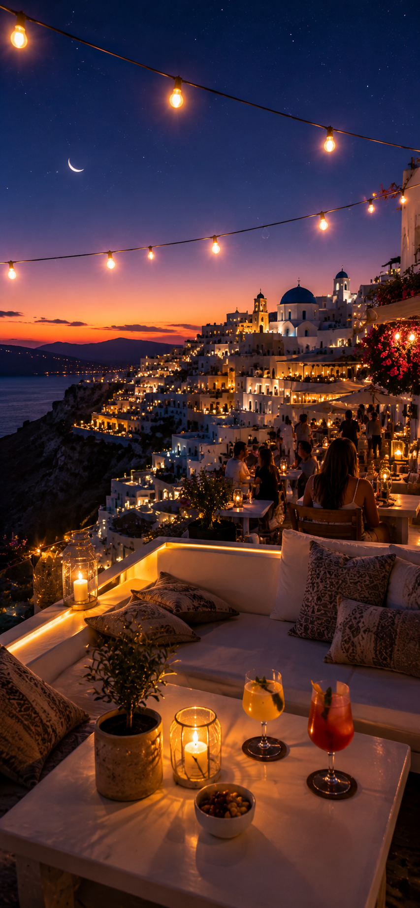 Crète 2026 : découvrez le séjour parfait pour des vacances de rêve au soleil ☀️ 5 Superbe vue de la Crète de nuit avec les lumières d'une terrasse et d'un village illuminé lors d'un séjour en Crète