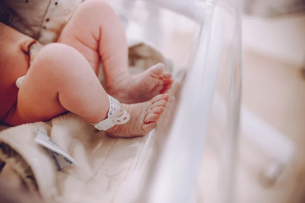 Trousseau de maternité bébé avec vêtements de naissance